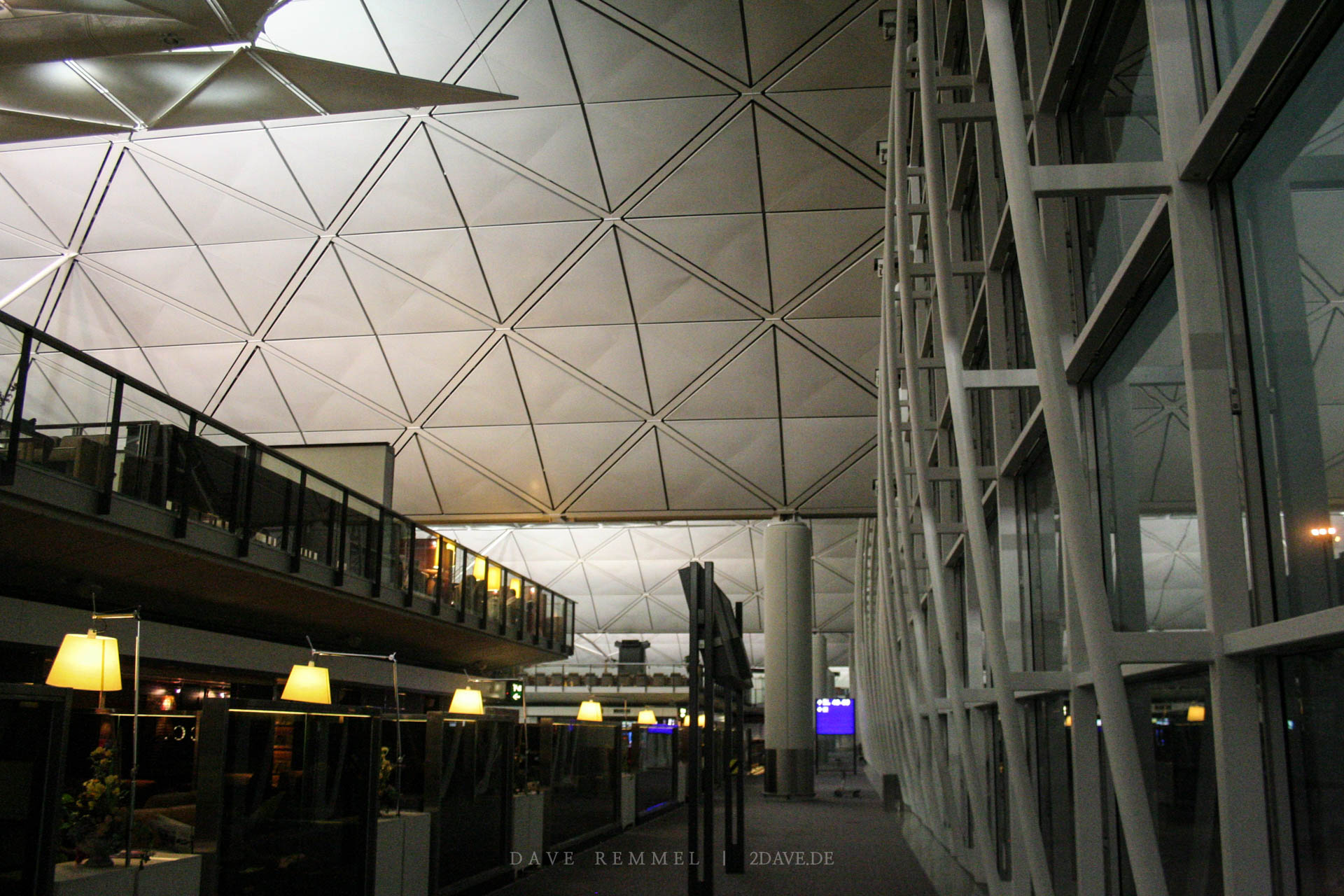 Leider unscharf, aber ich stell das Foto einfach trotzdem mal ein, der Flughafen es architektonisch recht interessant ist.